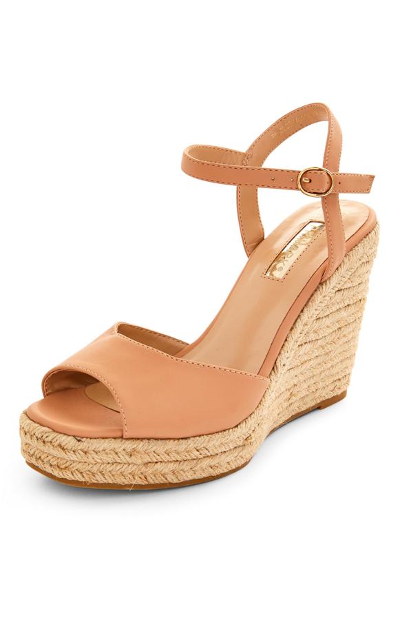 En color marrón y con cuña, estas sandalias cuentan con una tira en la parte delantera dejando los dedos al aire y pulsera al tobillo. Tienen un precio de 14 euros.