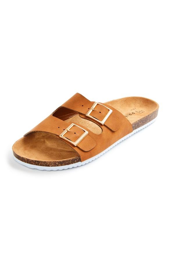 En color canela, estas sandalias con doble tira con hebilla tienen un precio de 7 euros.