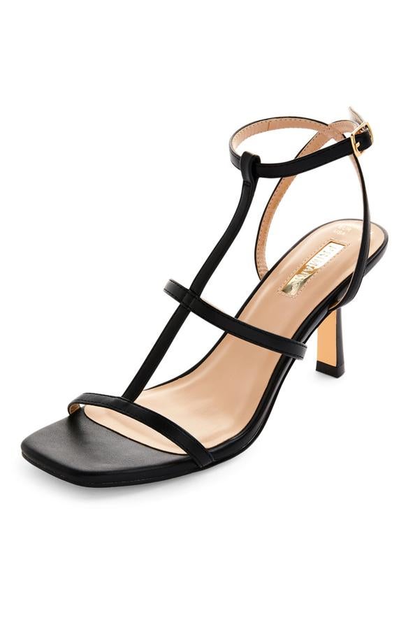 Con tacón fino y tiras de color negro, estas sandalias cuentan con cierre con pulsera al tobillo y tienen un precio de 16 euros.