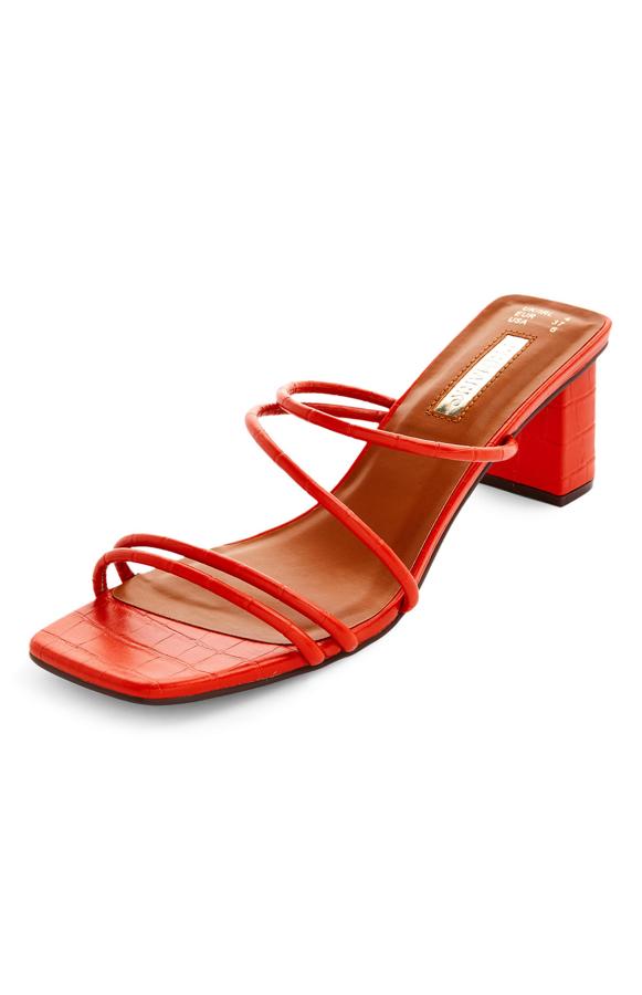 Disponibles en varios colores, estas sandalias rojas con tiras tubulares y tacón tienen un precio de 12 euros.