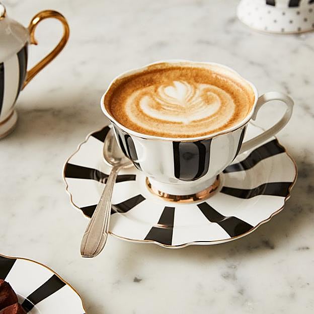 Taza con plato a juego en color blanco y negro.