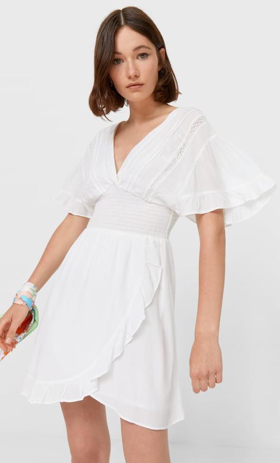 Este vestido corto de color curdo y con escote de pico y manga cota con volante cuenta con una goma en la cintura y tiene un precio de 29,99 euros.