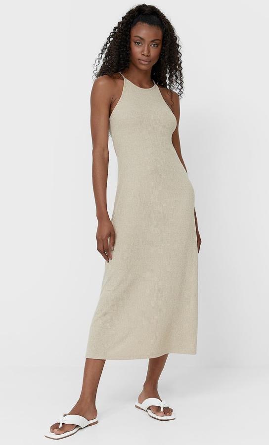 Disponible en color piedra o negro, este vestido de punto con cuello halter tiene un precio de 19,99 euros.