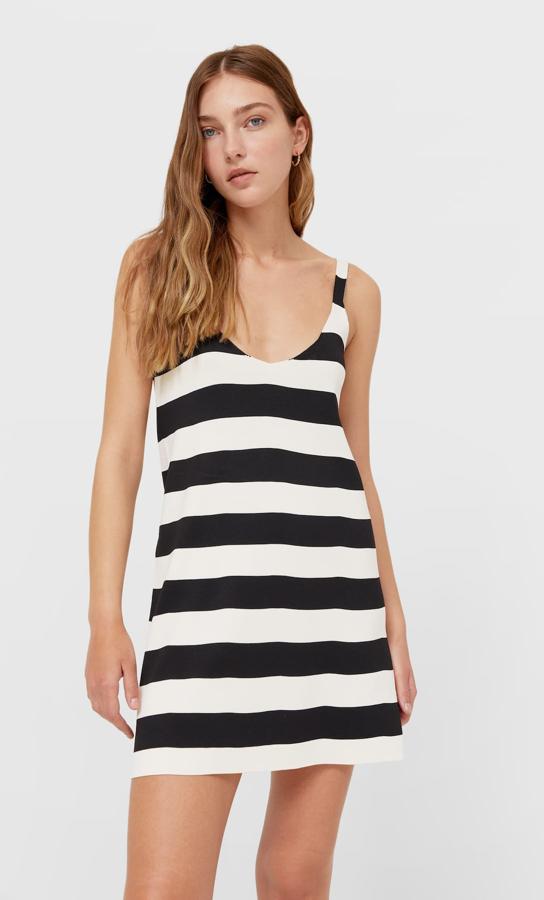 Disponible en varios colores, este vestido corto de tirantes con estampado de rayas cuenta con escote de pico y tiene un precio de 17,99 euros.