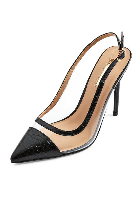 Estos zapatos de salón con punta en piel efecto coco de color negro cuentan con detalles transparentes y tienen un precio de 18 euros.