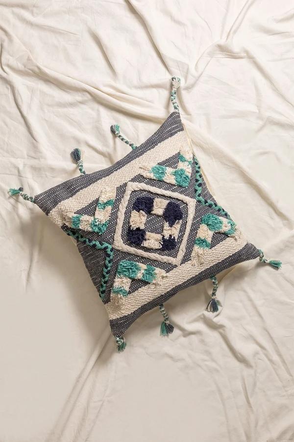 Otro detalle que no deben faltar en las casas de estilo boho son los accesorios con flecos. Esta funda de cojín de Sklum tiene descuento y ahora cuesta 20,95 euros.