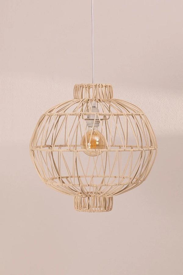 Redonda, en ratán y con descuento. Esta lámpara de Sklum es perfecta para cualquier espacio de alma boho. Tiene un precio de 44,99 euros.