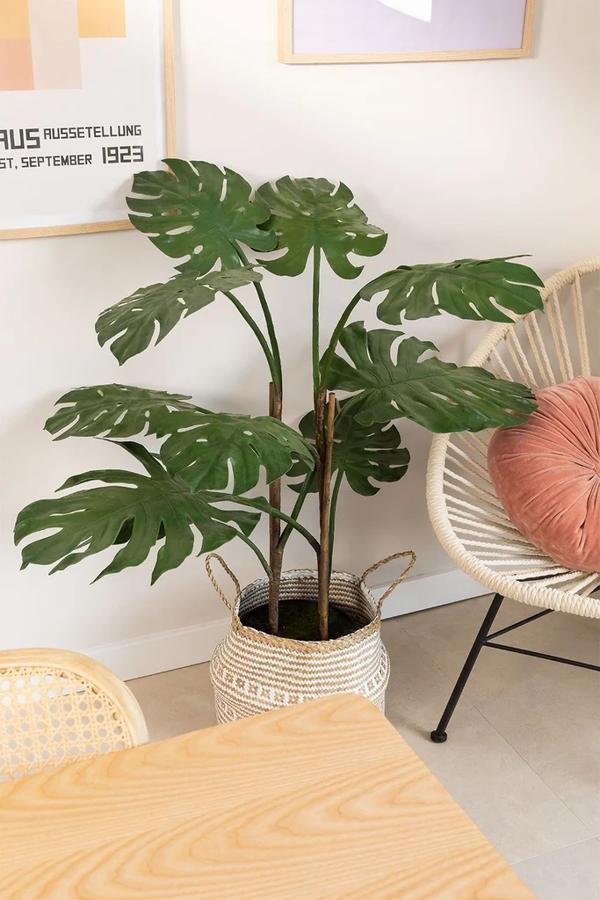 ¿A qué parece real? Pues no lo es. Se trata de una planta artificial de Sklum, y que además, cuenta con descuento en la web.Tiene un precio de 134,95 euros.