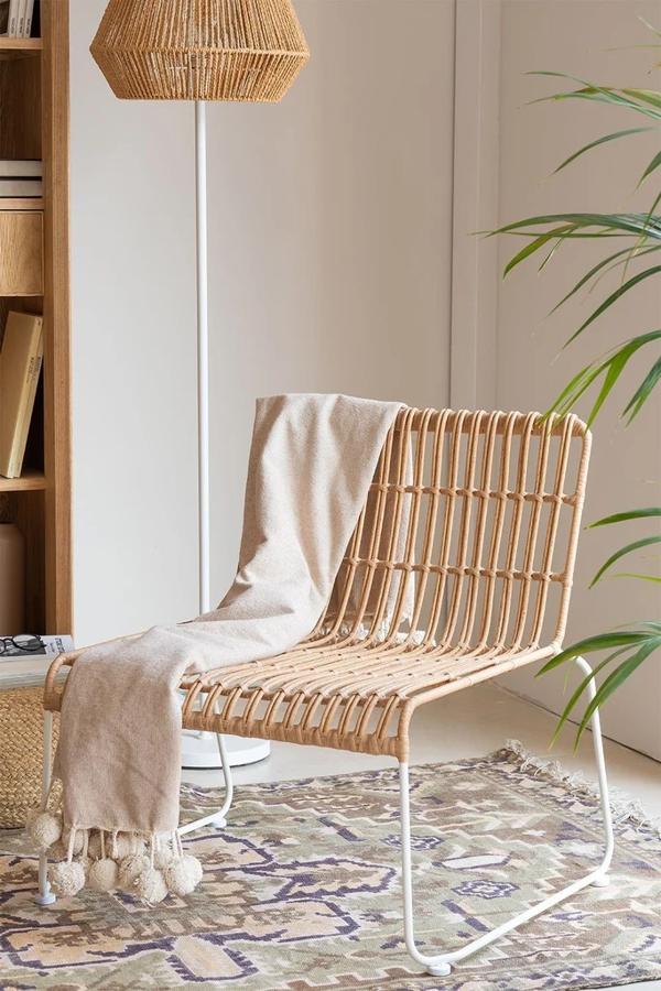 En ratán, con patas en blanco, y perfecta para cualquier zona de lectura. Esta silla de Sklum tiene un precio ahora de 64,95 euros.