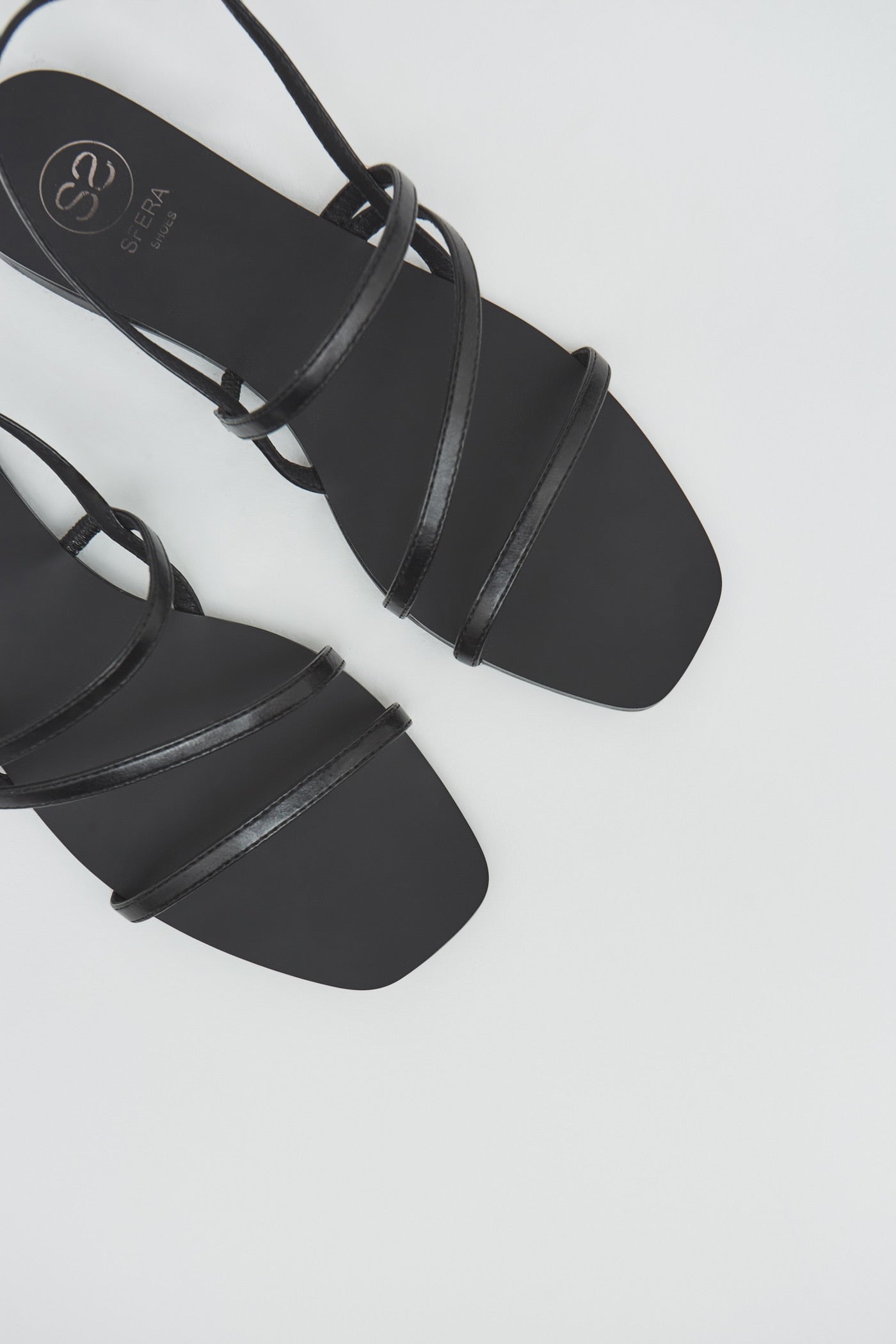 Básica y de tiras finas en color negro (rebajadas a 13,99 euros).