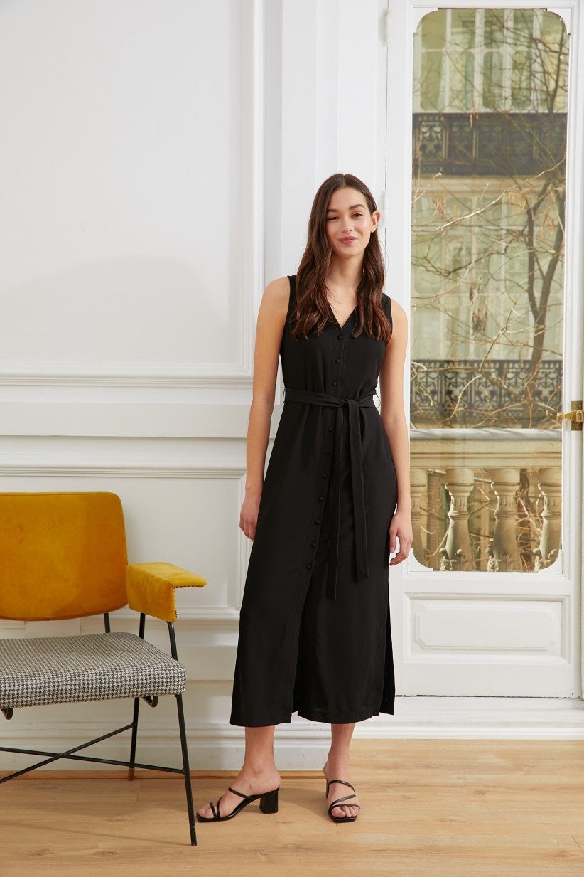 Otra versión es este vestido midi negro con cinturón de lazada para presumir de figura.