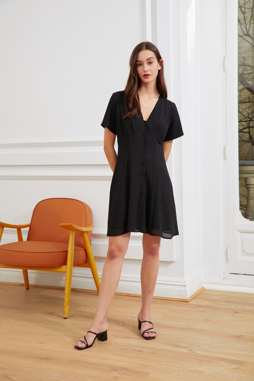 Vestido negro fluido con cierre de botones de la firma made in Spain Bimani.