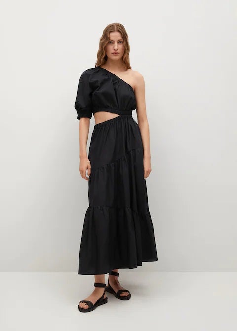 Vestido negro 100% algodón acampanado, asimétrico y cut out. Pura tendencia en una sola prenda. (49,99 euros).