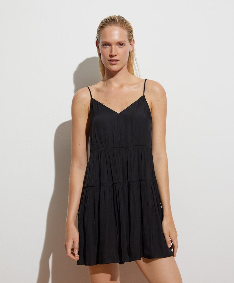 Vestido corto satinado de Oysho. ¡El más fresquito! (25,99 euros).