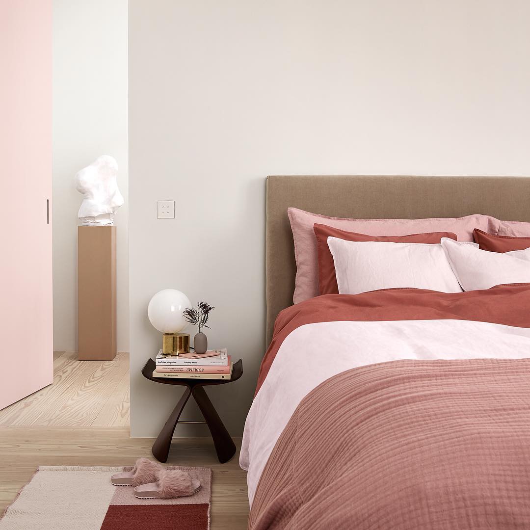 Dormitorio en tonos pastel con piezas de H&M Home.