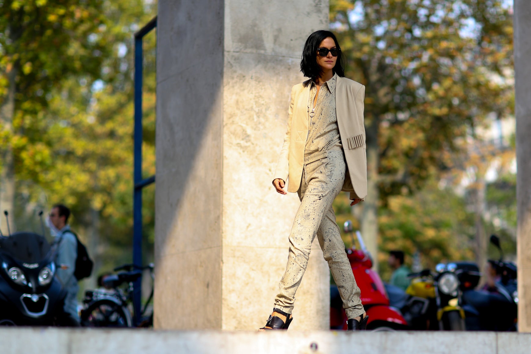 ¿Estilo cargo en un traje? Sí, es posible, y además de impecable es ideal cuando aprieta el calor