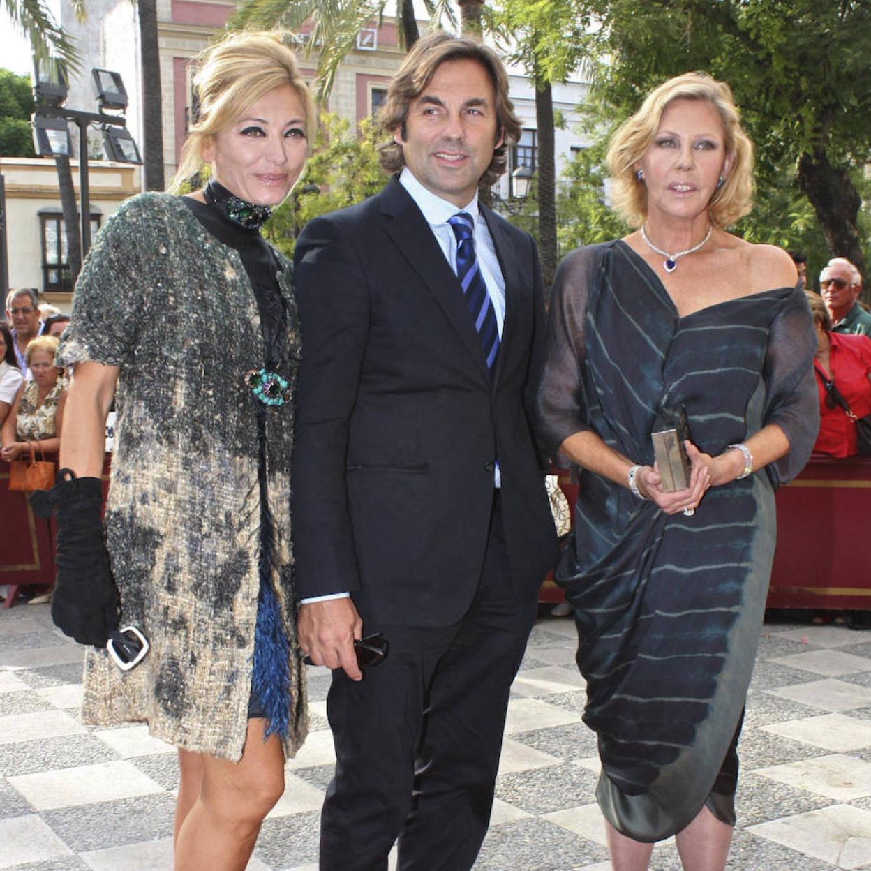 Pincha en la foto para ver los vestidos made in Spain de The IQ Collection, la firma de Inés Domecq que arrasa en Instagram y adoran influencers, aristócratas y royals