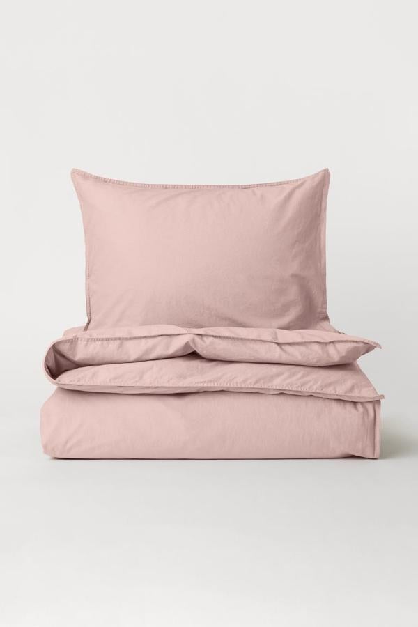 Cambiar los textiles de cama, siempre es una buena opción. En H&M Home cuentan con esta funda nórdica en color rosa empolvado por 24,99 euros.