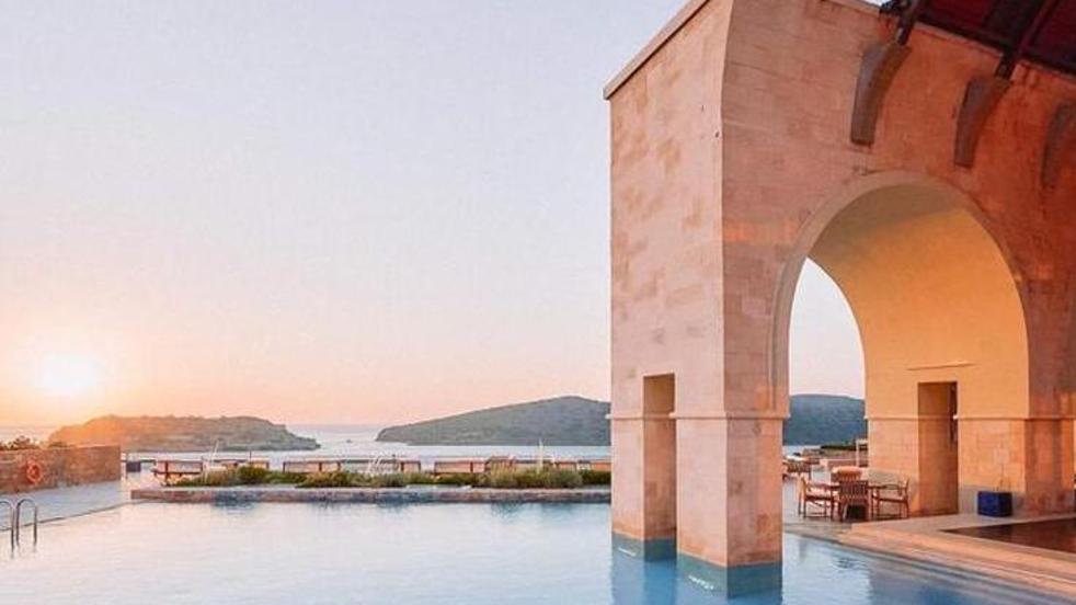 Fotos: Copia la decoración de este maravilloso hotel de Grecia en Zara Home con ropa de cama fresca en blanco, tapizados de lino y mucho azul