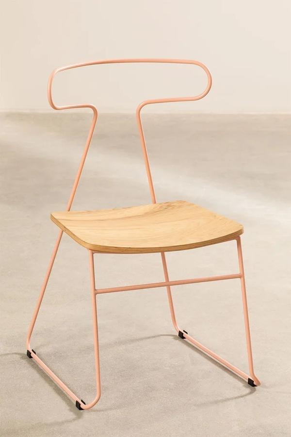 Con respaldo y patas en metal, esta silla de Sklum destaca por su diseño, pero también por su toque en pastel. Tiene descuento en la web y ahora cuesta 39,95 euros.