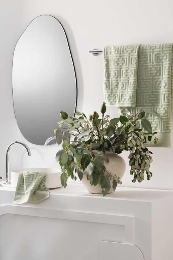 Si tienes que renovar las toallas, apuesta por tonos claros y en pastel como estas de H&M Home. Estas toallas (10,99 euros) con diseño de jacquard, le darán un toque más fresco y original al baño.