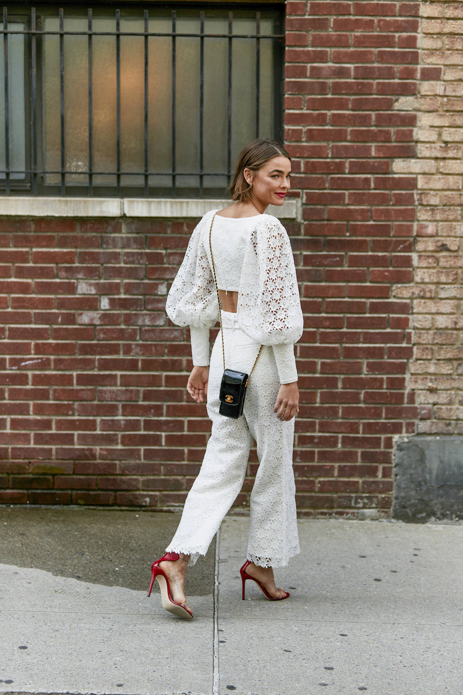 Un total look blanco de guipur, y si es con una blusa tan especial como esta de mangas farol y espalda al aire, mejor que mejor.