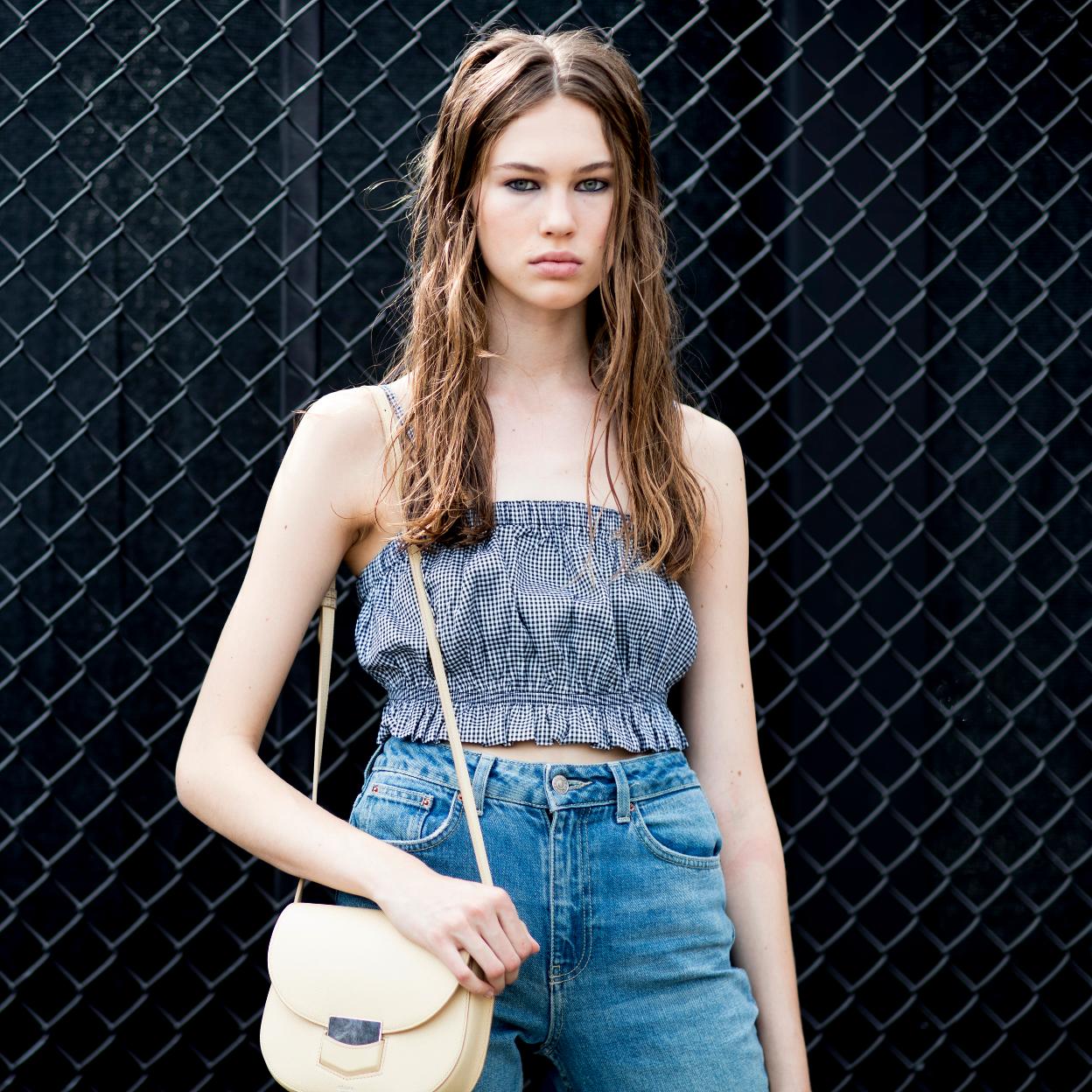 Pincha en la imagen para descubrir los tops de la última colección de Mango que son ideales para tus looks con pantalones y faldas blancos.