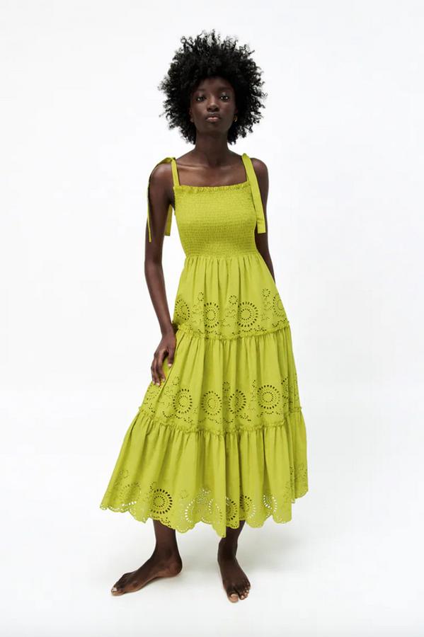 Uno de nuestros favoritos es este vestido midi de Zara con escote recto y tirantes ajustables con lazada. Con elástico tipo nido de abeja en el cuerpo y bajo acabado en paneles con detalles perforados combinados a tono, cuesta 29,95 euros y podemos encontrarlo entre las tallas XS y XXL. 