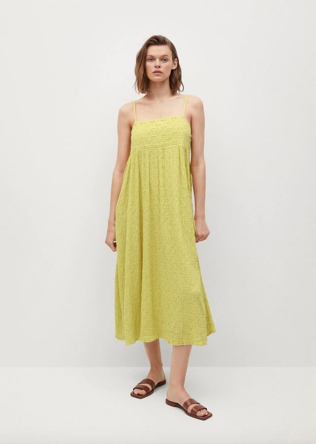 En Mango hemos encontrado este vestido dentro de la colección sostenible de la firma confeccionado en algodón. Con tejido con textura y diseño midi acampanado, es de escote recto con tirantes finos y falda en evasé. Con un precio de 29,99 euros, podemos encontrarlo entre las tallas XS y L. 