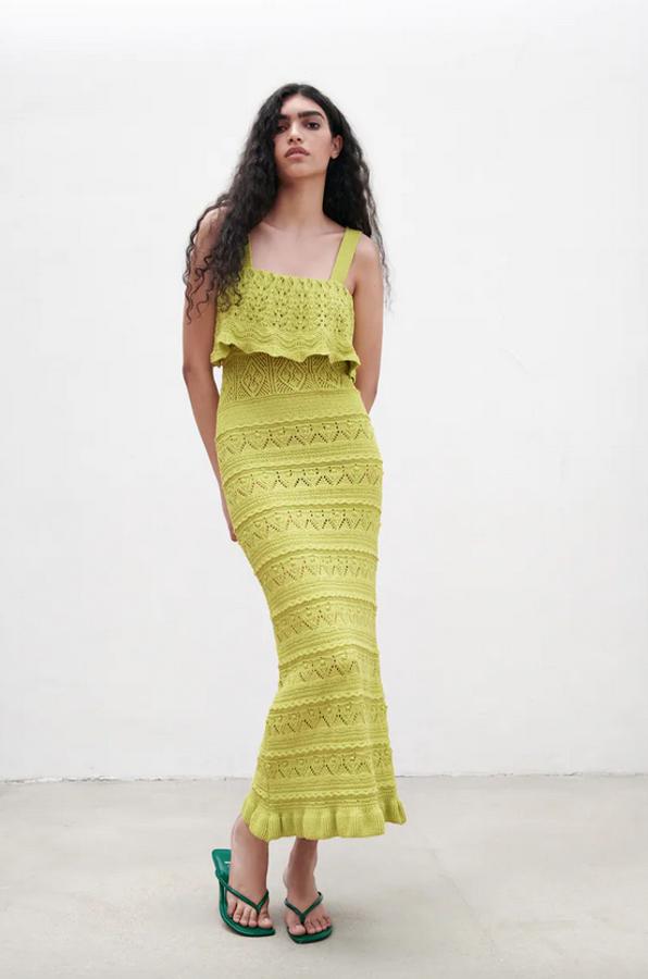 El color lima también ha llegado al punto con este bonito vestido de escote recto con volante bajo el pecho y tirantes anchos. Con bajo a la altura del tobillo y falda ajustada, es de Zara, tiene un precio de 29,95 euros y está disponible en las tallas S, M y L. 