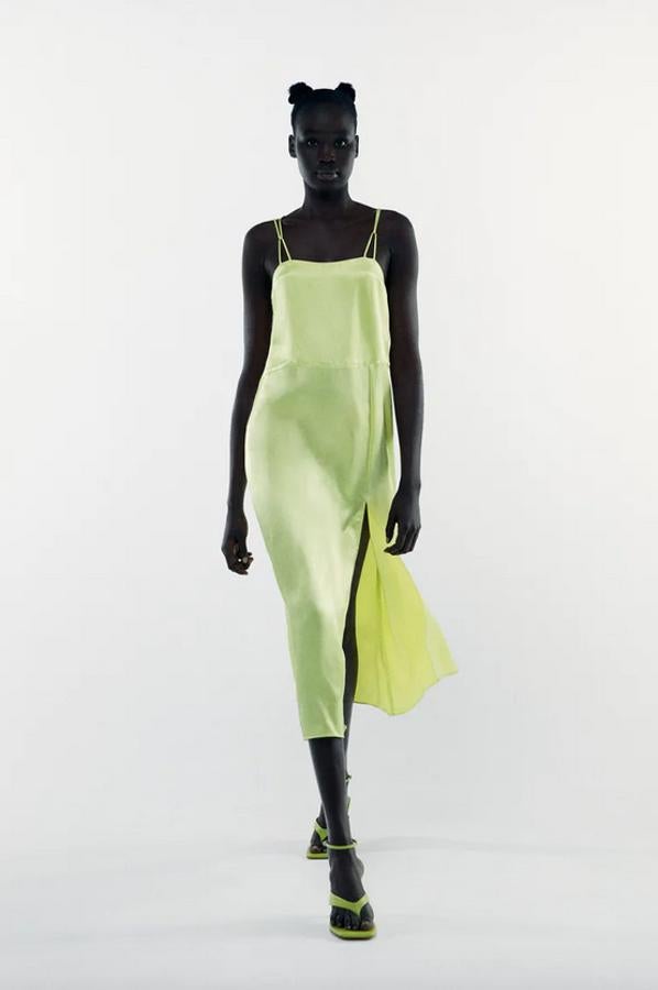 Diseño fluido con escote recto para este vestido satinado de Zara con tirantes finos cruzados en la espalda. Con bajo con abertura lateral amplia, está disponible entre las tallas XS y L por 29,95 euros. 