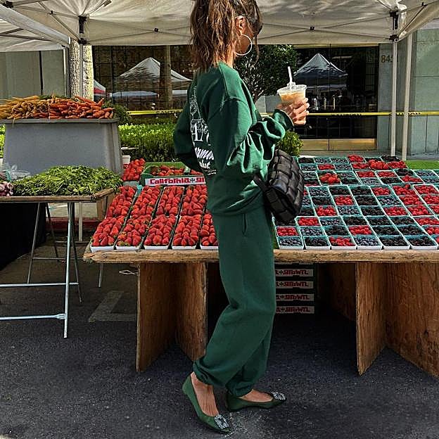 Cuando veas cómo queda el chándal con zapatos joya vas a salir corriendo a por este look