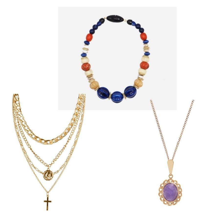 Si lo tuyo son las joyas, completar un look con un collar llamativo es otra de las tendencias del momento y ay versiones para todos los gustos. Desde la cadena múltiple dorada de Joys (9 euros), pasando por el collar de piedras de Sita Nevado (54,95 euros) y llegando al colgante con una piedra lila de Dime que me quieres (75 euros).