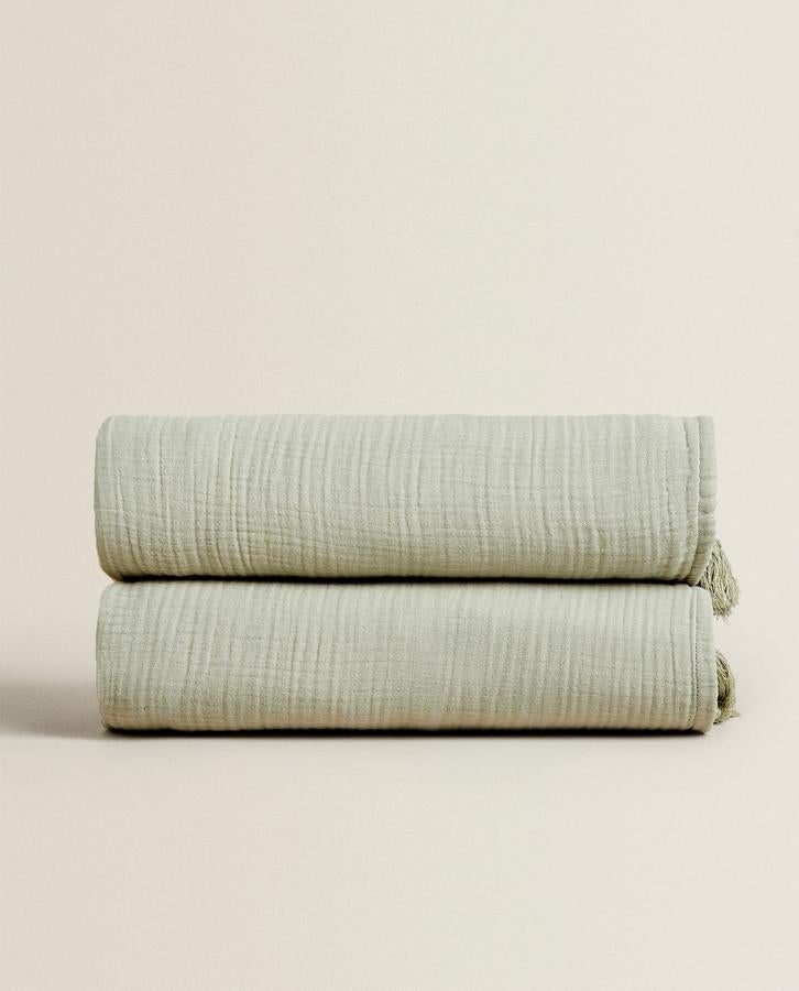 En algodón, y con efecto arrugado. Esta manta de Zara Home en color verde menta es todo lo que necesitas para disfrutar de las noches de verano, y sin pasar frío. Cuesta 29,99 euros.