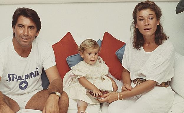 Uno de los pocos retratos de Mila Ximénez con Manolo Santana y la hija de ambos, Alba. 