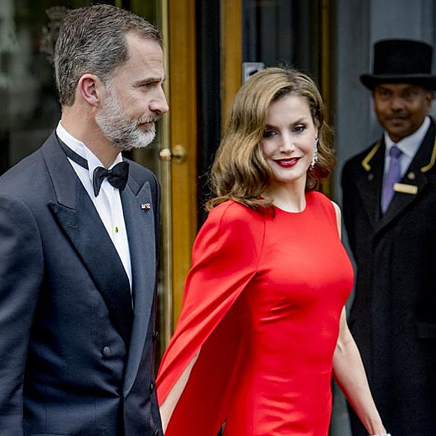 Imagen principal - Los Reyes en el 50 cumpleaños de Guillermo de Holanda.