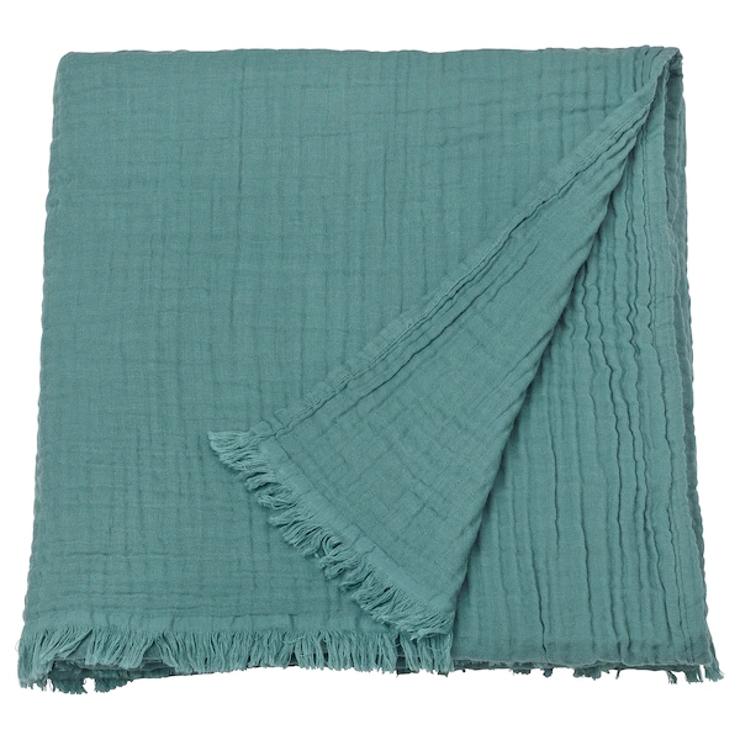 En color turquesa, esta manta de Ikea cuenta con un tejido ligero y muy suave. Cuesta 19 euros.