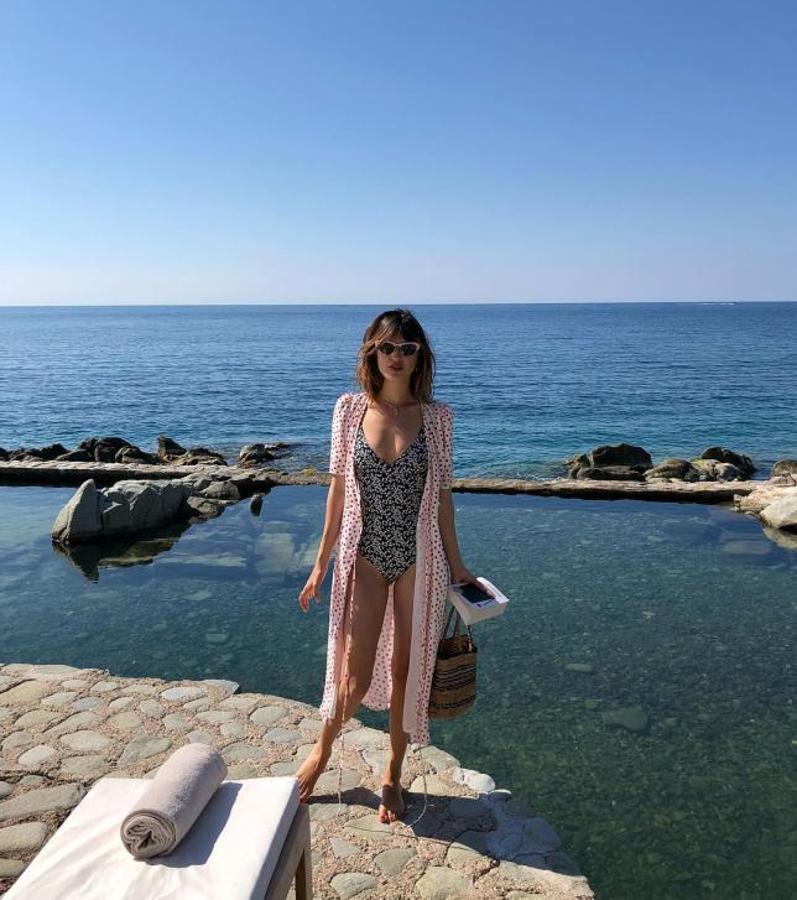 Bañador estampado + vestido midi + bolso de rayas