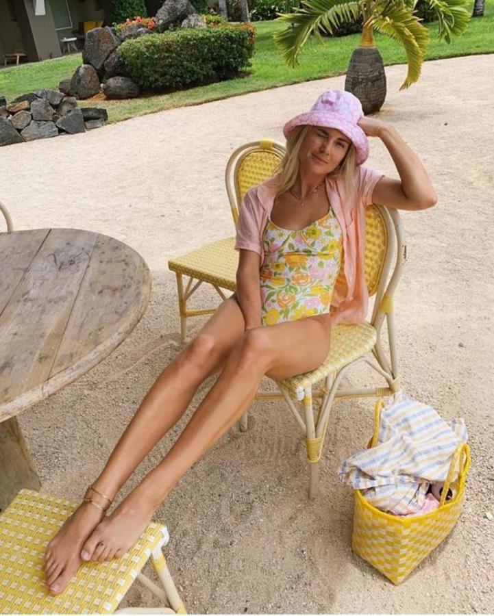 Bañador estampado + camisa rosa + sombrero de algodón