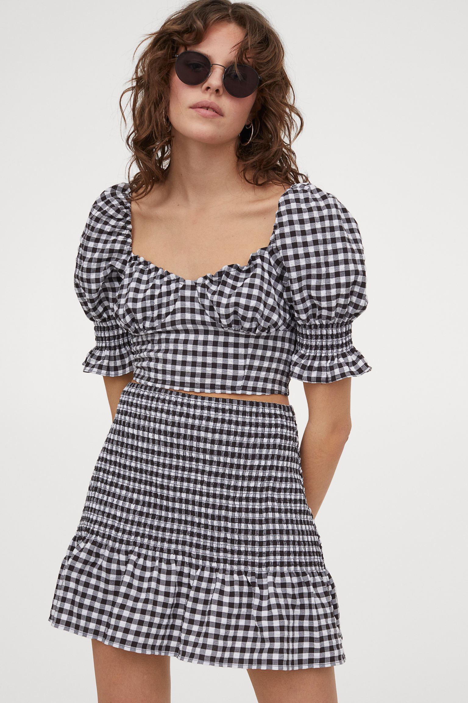 Esta mini falda de nido de abeja con volante y estampado de cuadros vichy, rebajada a 7.99 euros.