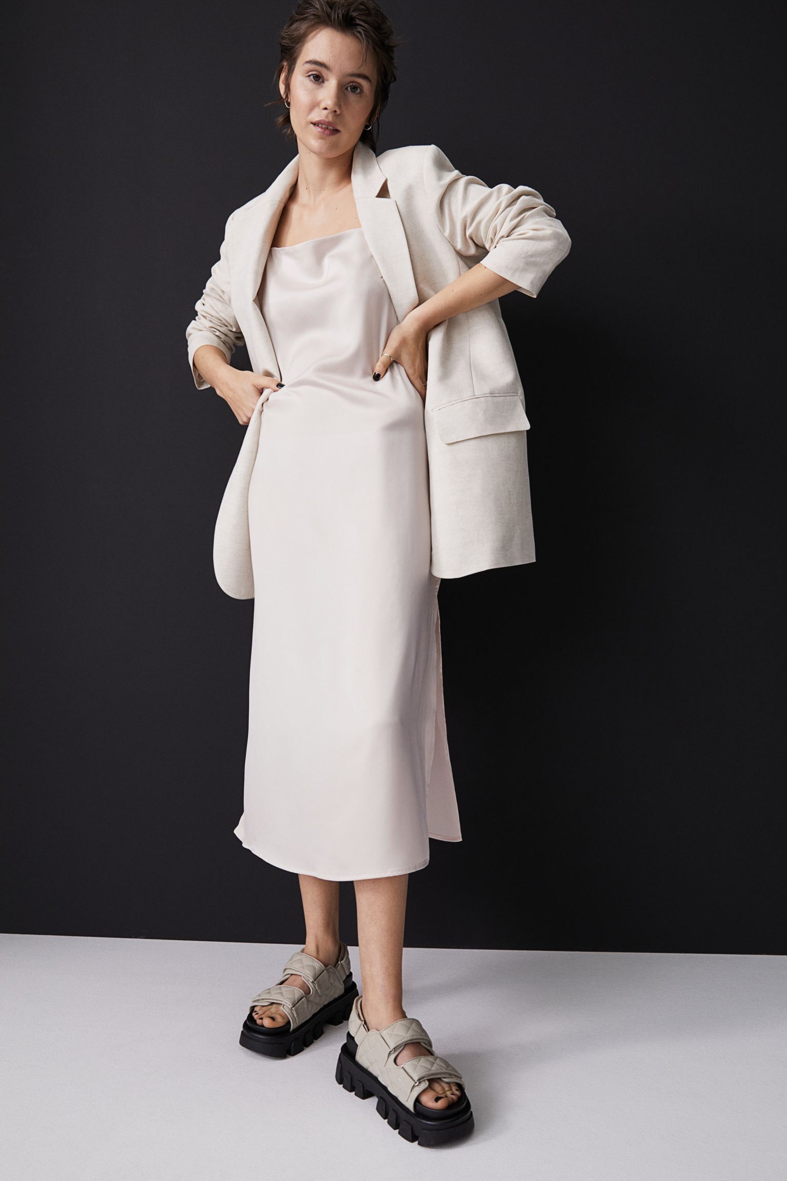 Este vestido de satén e inspiración lencera, rebajado a 7.99 euros en H&M.