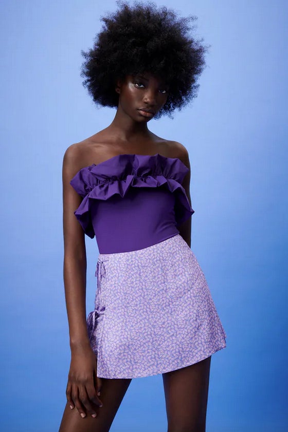 En lila y violeta, esta falda pantalón de tiro alto con lazos laterales y cierre de cremallera en la espalda costaba 19,95 euros y ahora podemos encontrarla por 12,99 euros. 