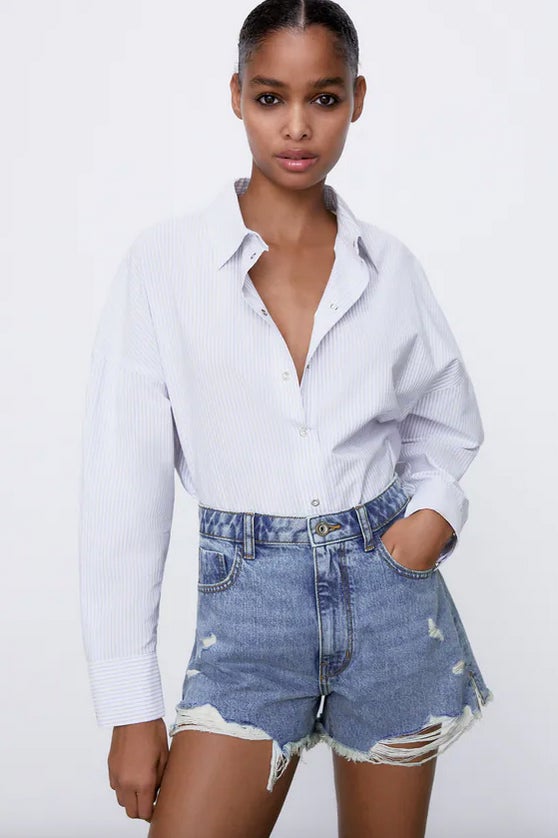 Disponible en azul o en gris, estos shorts denim de tiro alto con efecto lavado y detalles de rotos ha pasado de 19,95 euros a 12,99 euros. 