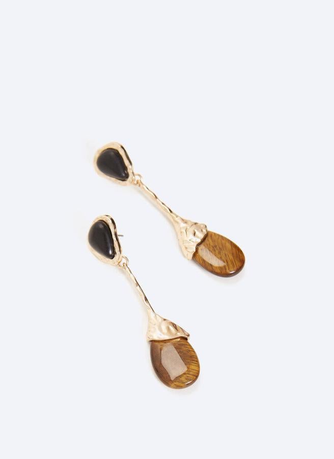 ¿Te gustan los detalles en piedra? Entonces estos pendientes con ojo de tigre son para ti. Además, el color marrón los hace muy versátiles. Cuestan 39 €.