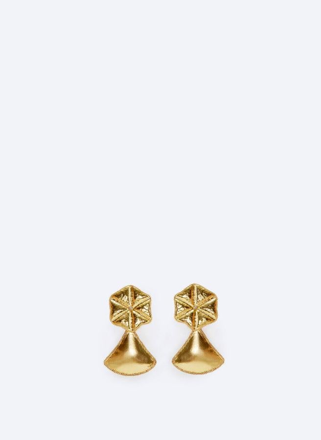 Sin duda, los más llamativos de la lista son estos pendientes con forma de flor y pétalo en color dorado. Miden 8 cm de largo y su precio es de 39 €.