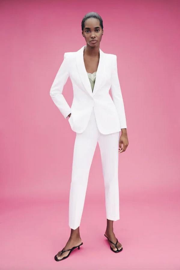 En color blanco, confeccionada en tejido satinado y con mangas largas con hombros marcados, esta blazer de cierre frontal con botón a tono y bolsillos laterales de vivo costaba 49,95 euros y ahora podemos encontrarla entre las tallas XS y XL.