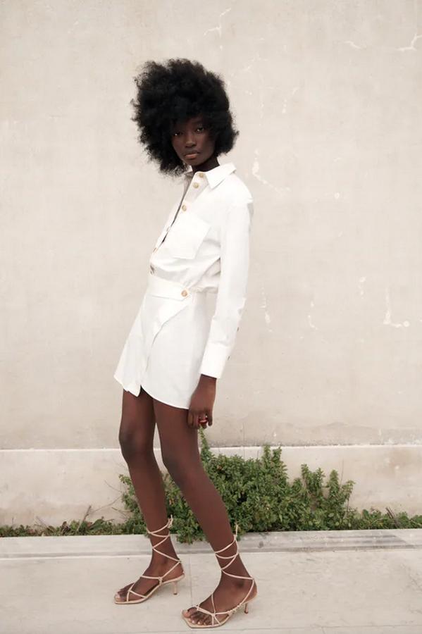 Este vestido moni camisero con cuello de solapa y mangas largas acabadas en puño viene con bolsillo de plastrón en delantero y cinturón a tono con pespuntes combinados a tono. Con bajo asimétrico, ha pasado de 39,95 euros a 29,99 euros. 