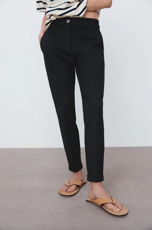 De tiro medio, con cintura elástica en la espalda, bolsillos delanteros y bajo acabado con vuelta, este pantalón de pitillo que podemos encontrar en blanco y en negro ha pasado de 19,95 euros a 12,99 euros.