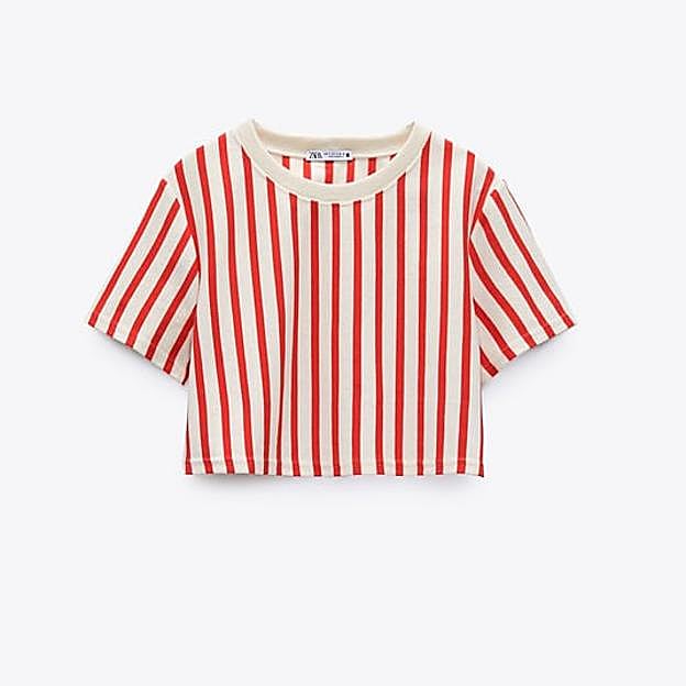 Camiseta 'cropped' de rayas verticales rojas de Zara. 