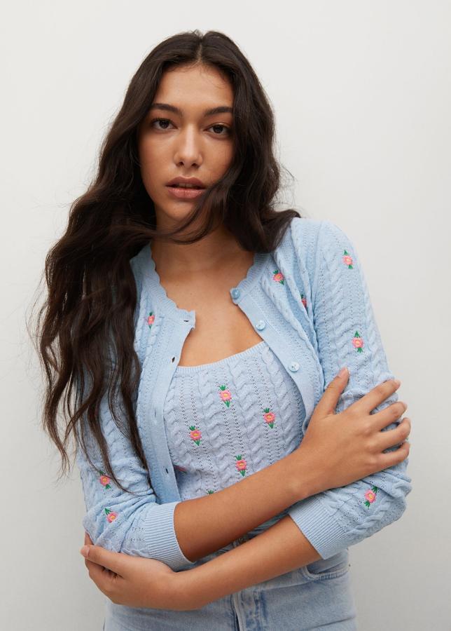 Chaqueta de punto con flores bordadas de Mango (29,99 euros)